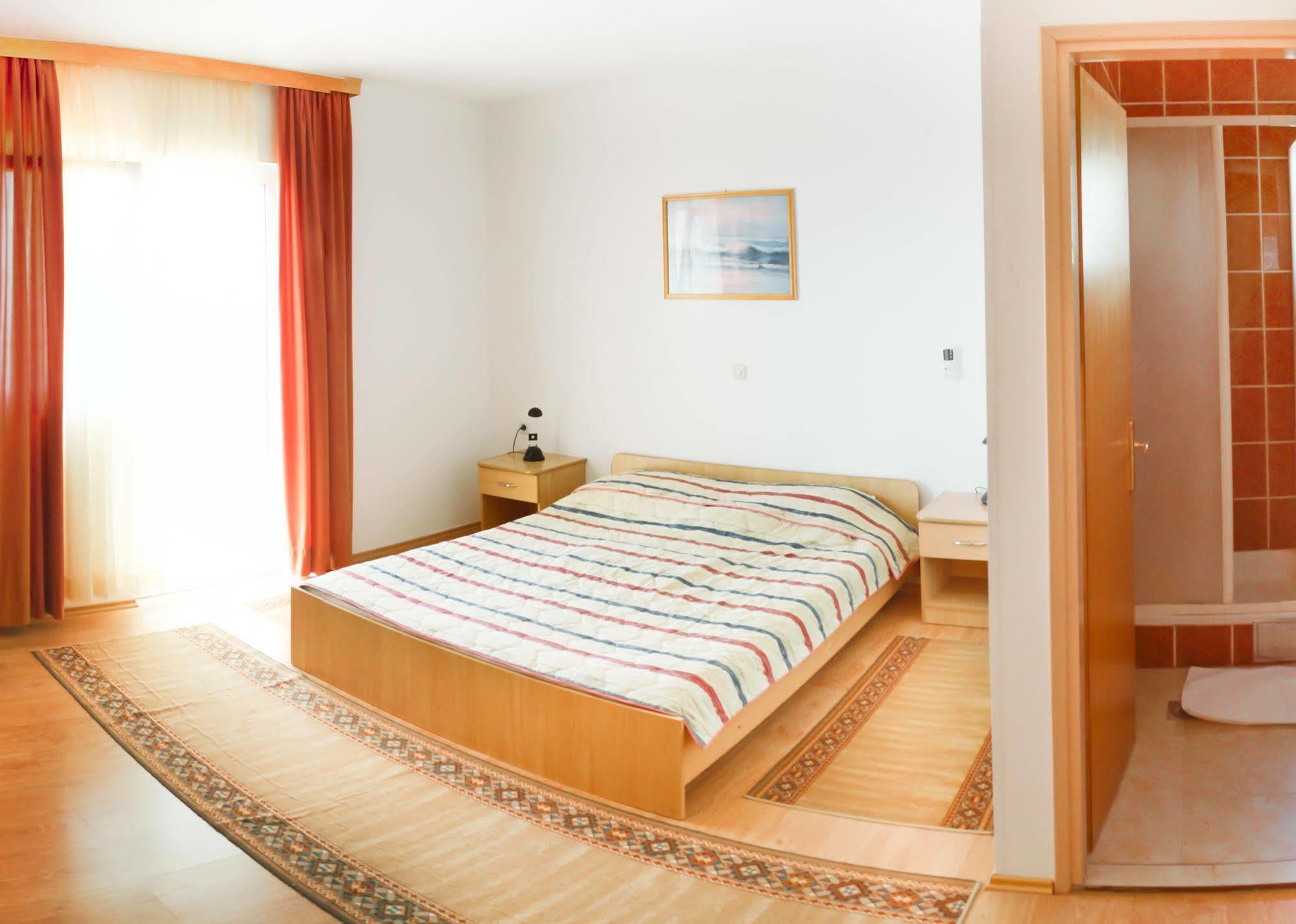 Hotel Tony Паг Экстерьер фото